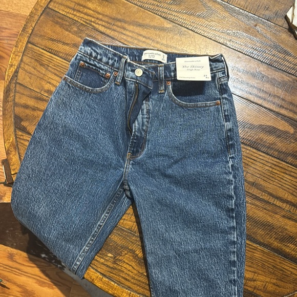 Women’s A&F jeans - Picture 3 of 5